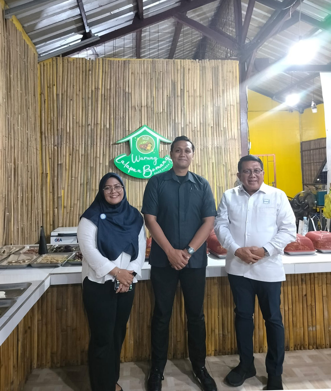 Mampir Makan Malam di Warung Lalapan Bomang Milik Mas Army, Pengurus DPK APINDO Kabupaten Bogor.